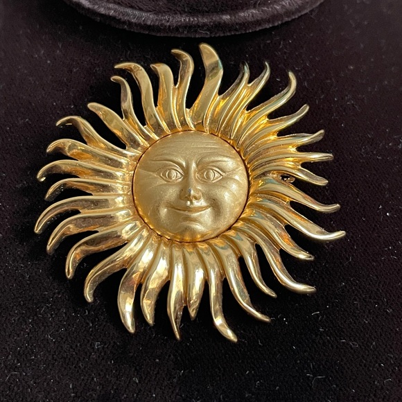 VTG Monet Smiling Sun Brooch Gold Tone Celestial Pin 1980’s - Picture 5 of 5